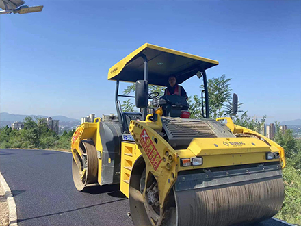 新密市雪花山森林運(yùn)動(dòng)公園瀝青道路攤鋪