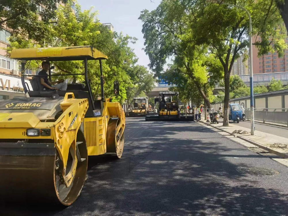 鄭州市政道路混凝土路面攤鋪機應用注意事項