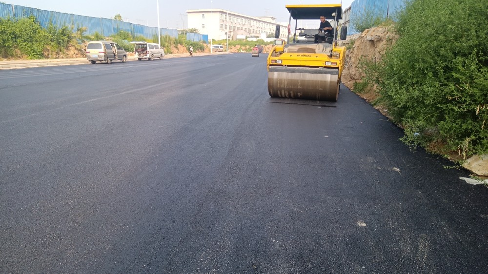 鄭州市政道路混凝土路面攤鋪機應(yīng)用注意事項