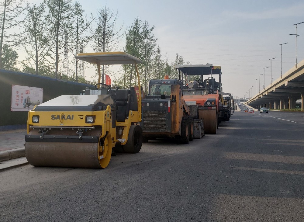 為什么現(xiàn)在有很多道路都采用瀝青路面？